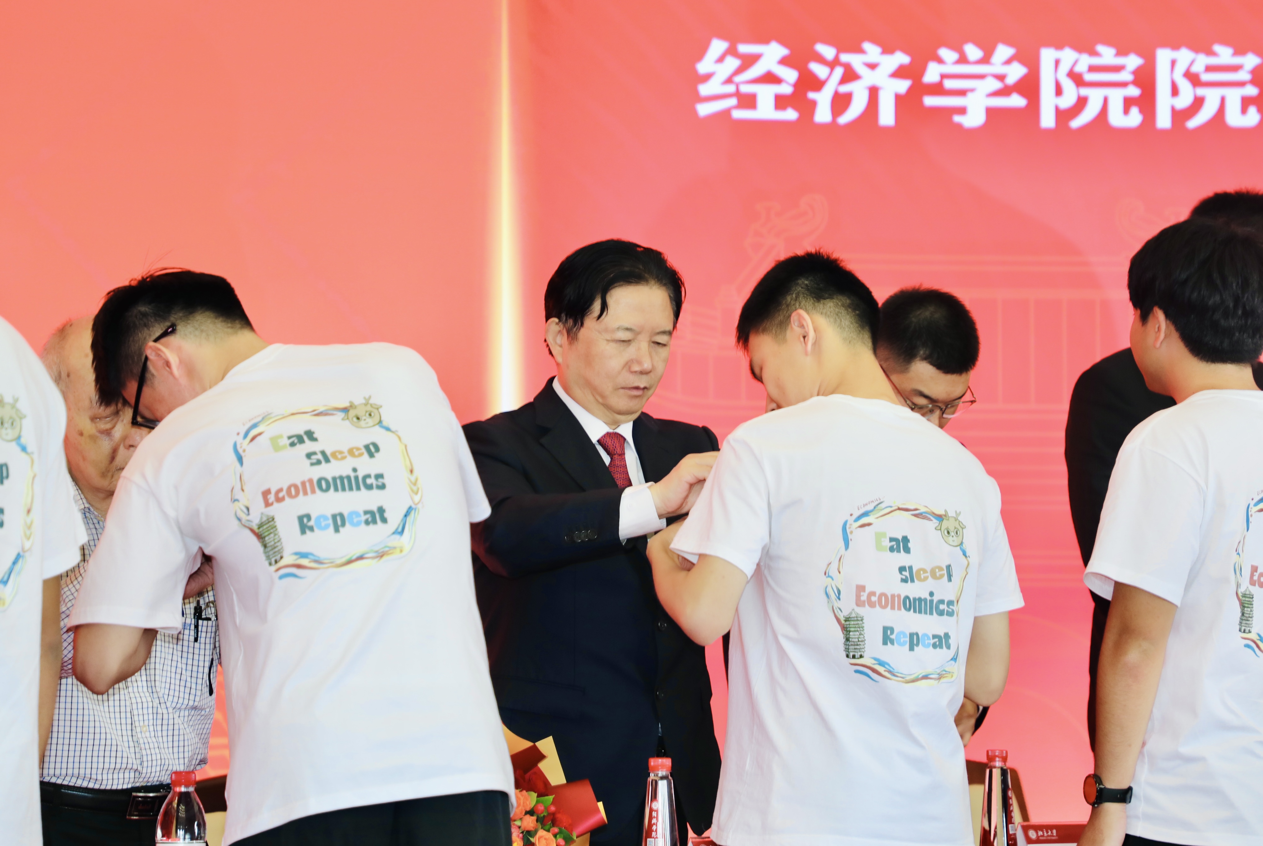 以青春之力赴时代之约 | 通鼎集团董事长沈小平出席北京大学经济学院2025年开学典礼并发表寄语