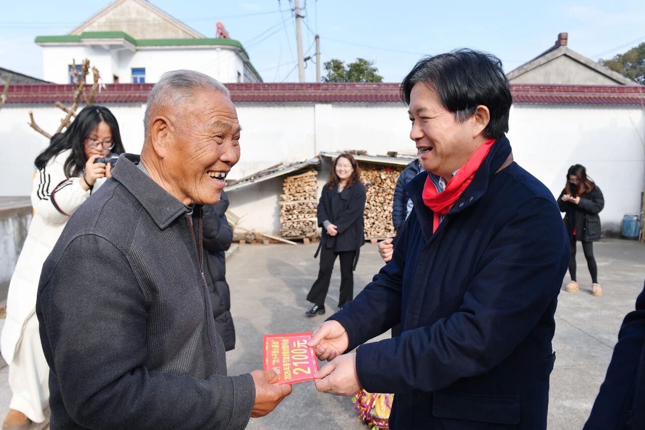 从1000元“涨到”2100元!通鼎集团连续11年为家乡老人发放新春助老善款 从1000元“涨到”2100元!通鼎集团连续11年为家乡老人发放新春助老善款
