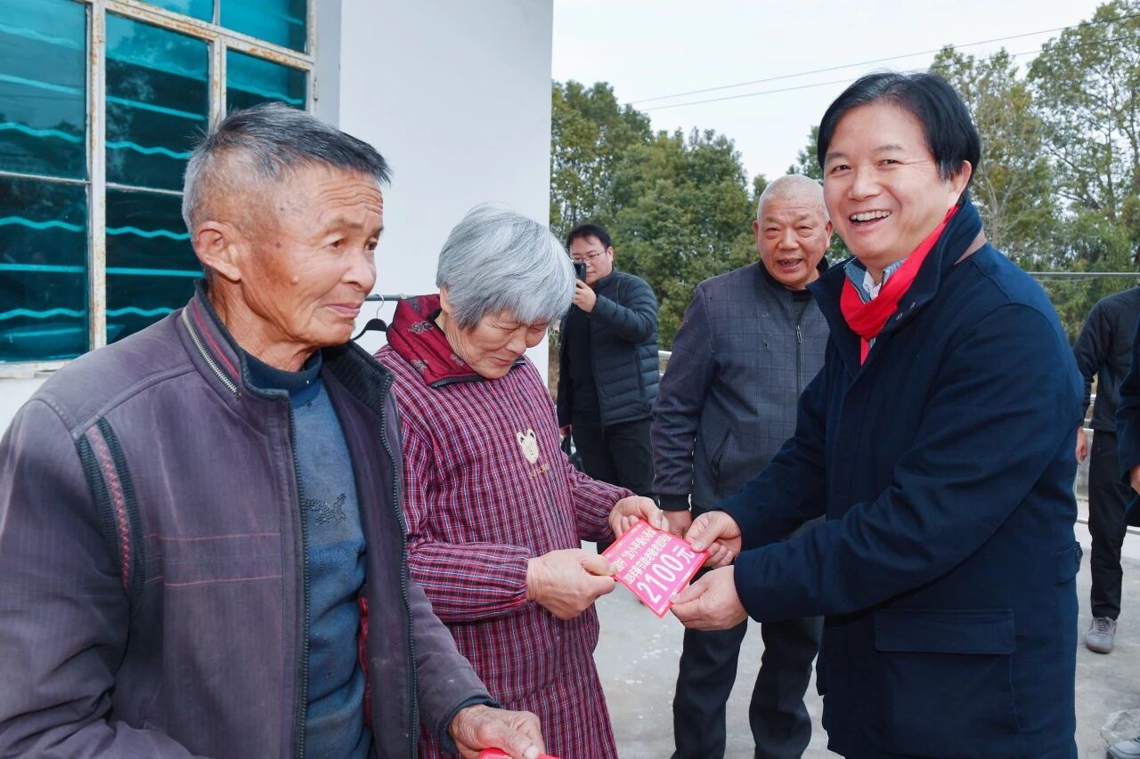 从1000元“涨到”2100元!通鼎集团连续11年为家乡老人发放新春助老善款 从1000元“涨到”2100元!通鼎集团连续11年为家乡老人发放新春助老善款